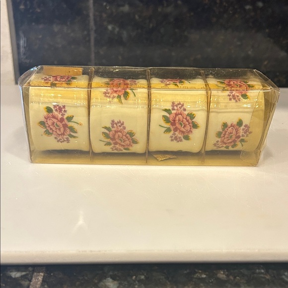 Vgt Town and Country Living floral porcelain napkin ring set of 4 - Picture 4 of 5